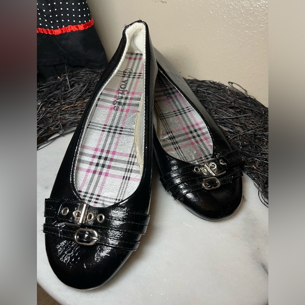 Voltage flats shiny black NWT size 7